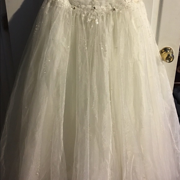 Formal gown/prom/semi formal/gala/wedding - Picture 3 of 8